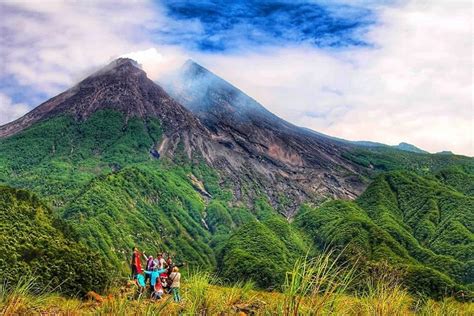  Kaki Gunung Merapi yang Megah! Kemegahan Alam dan Keharmonisan Manusia dengan Karya Agung Raden Saleh