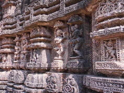 Saraswati's Awakening! A Journey Through Intricate Carving and Celestial Symbolism in 6th Century Java